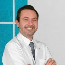 Uzm. Dr. Mehmet Celal Şen — Çocuk Cerrahisi, İstanbul. Portre fotoğrafı.