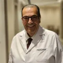 Doç. Dr. Kadir Eltutar — Göz Hastalıkları, Arnavutköy, İstanbul. Portre fotoğrafı.