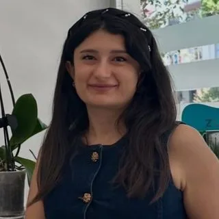Dt. Beyza Yürük — Diş Hekimi, Mersin. Portre fotoğrafı.
