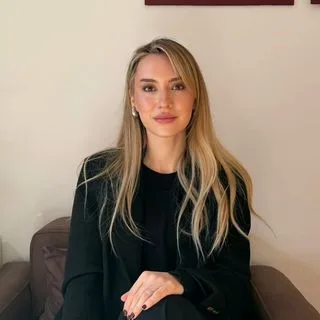 Kl. Psk. Feyza Cebeci — Psikoloji, İstanbul. Portre fotoğrafı.
