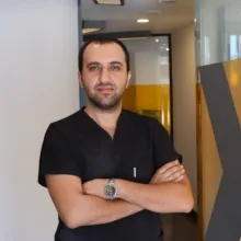 Dt. Burak Metin — Diş Hekimi, İzmir. Portre fotoğrafı.