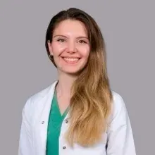 Uzm. Dt. Gökçe Özcan Altınsoy — Çocuk Diş Hekimliği (Pedodonti), Antalya. Portre fotoğrafı.