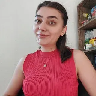 Dkt. Ceyda Yılmaz — Dil ve Konuşma Terapisi, Konya. Portre fotoğrafı.