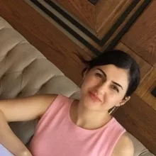 Psk. Dr. Yağmur Suadiye Dalğıç — Psikoloji, İzmir. Portre fotoğrafı.