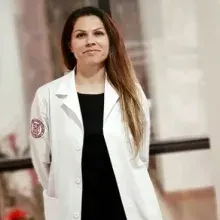 Uzm. Dr. Melda Özekinci — Dermatoloji, Antalya. Portre fotoğrafı.