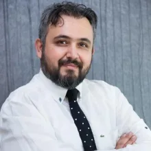 Op. Dr. Onur Gürbüz — Plastik Rekonstrüktif Ve Estetik Cerrahi, İstanbul. Portre fotoğrafı.