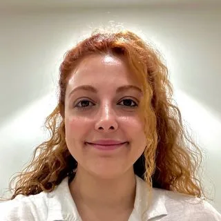 Kl. Psk. Özge Ustaoğlu — Psikoloji, İstanbul. Portre fotoğrafı.