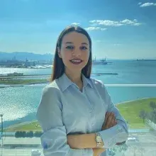 Dyt. Kader Gençer — Diyetisyen, İzmir. Portre fotoğrafı.
