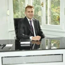 Op. Dr. Hakan Öçsel — Plastik Rekonstrüktif Ve Estetik Cerrahi, İstanbul. Portre fotoğrafı.