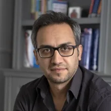 Uzm. Dr. Emrah Güleş — Psikiyatri, İstanbul. Portre fotoğrafı.