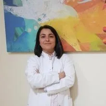 Uzm. Dr. Sevinç Karcı — Fiziksel Tıp Ve Rehabilitasyon, İzmir. Portre fotoğrafı.