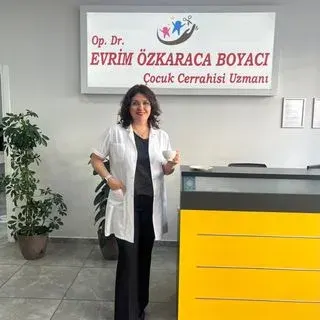 Op. Dr. Evrim Özkaraca Boyacı — Çocuk cerrahisi. Portre fotoğrafı.
