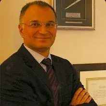Prof. Dr. Gökhan Tunçbilek — Plastik Rekonstrüktif Ve Estetik Cerrahi, Ankara. Portre fotoğrafı.