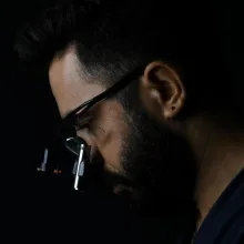 Dt. Mustafa Kayacan — Diş Hekimi. Portre fotoğrafı.