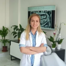 Uzm. Dt. Merve Türker — Mersin. Portre fotoğrafı.