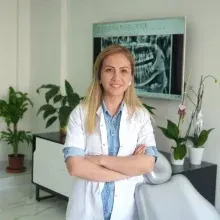 Uzm. Dt. Merve Türker — Mersin. Portre fotoğrafı.
