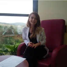 Uzm. Dyt. Ecem Şahin — Diyetisyen, Kocaeli. Portre fotoğrafı.