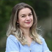 Kl. Psk. Burcu Çetin Şeker — Psikoloji, İstanbul. Portre fotoğrafı.