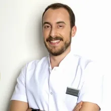 Dr. Dt. Hasan Çınarcık — Karşıyaka, İzmir. Portre fotoğrafı.