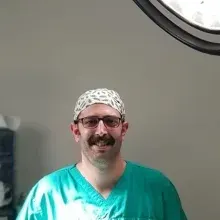 Op. Dr. Alperen Akpınar — Kulak Burun Boğaz, İstanbul. Portre fotoğrafı.