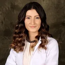 Dyt. Kübra Arı — Diyetisyen, İstanbul. Portre fotoğrafı.