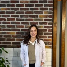 Dt. Fatma Merve Baş — Diş Hekimi, Kadıköy, İstanbul. Portre fotoğrafı.