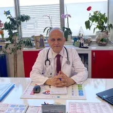 Uzm. Dr. Suat Paker — Çocuk Sağlığı Ve Hastalıkları, Bursa. Portre fotoğrafı.