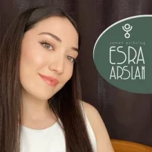 Psk. | Bilim Uzmanı Esra Arslan — Psikoloji, İstanbul. Portre fotoğrafı.