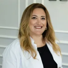 Dt. Esra Kaya — Diş Hekimi, İstanbul. Portre fotoğrafı.