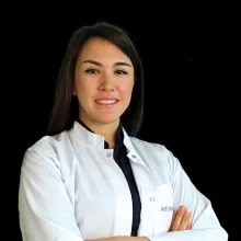 Dr. Dt. Sinem Uzuner — Kadıköy, İstanbul. Portre fotoğrafı.