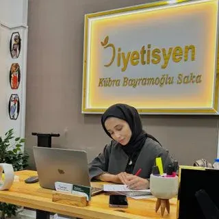 Dyt. Kübra Bayramoğlu Saka — Diyetisyen, İstanbul. Portre fotoğrafı.