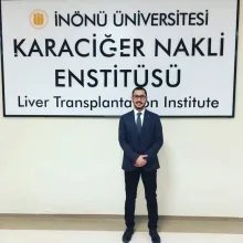 Doç. Dr. Gökalp Okut — Gastroenteroloji Cerrahisi. Portre fotoğrafı.