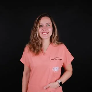 Dr. Dt. Gözde Peker Tekdal — Periodontoloji, Bornova, İzmir. Portre fotoğrafı.