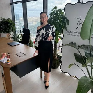 Op. Dr. Tuğba Kolomuç Gayretli — Kadın Hastalıkları Ve Doğum, Çankaya, Ankara. Portre fotoğrafı.