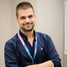 Op. Dr. Emir Akıncıoğlu — Üroloji, İzmir. Portre fotoğrafı.