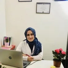 Dyt. Yasemin Erenoğlu — Diyetisyen, İstanbul. Portre fotoğrafı.