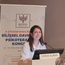 Psk. Dan. | Bilim Uzmanı Gözde Açıker — İzmir. Portre fotoğrafı.