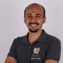 Dt. Mehmet Karabağ — Diş Hekimi, Karşıyaka, İzmir. Portre fotoğrafı.