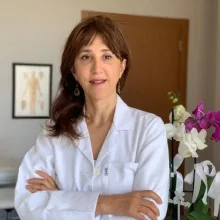 Uzm. Dr. Mernuş Kadifeci Tümer — İzmir. Portre fotoğrafı.