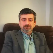 Dr. Öğr. Üyesi Alper Çuhadaroğlu — Psikolojik Danışma ve Rehberlik, Kadıköy, İstanbul. Portre fotoğrafı.