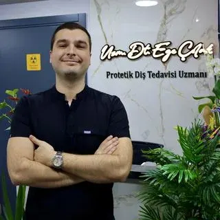 Uzm. Dt. Ege Çolak — Protetik Diş Tedavisi, İzmir. Portre fotoğrafı.