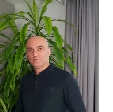 Uzm. Dr. Bülent Altıntaş — Psikiyatri, Bursa. Portre fotoğrafı.