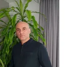 Uzm. Dr. Bülent Altıntaş — Psikiyatri, Bursa. Portre fotoğrafı.