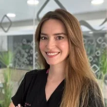 Dr. Dt. Nurcan Kutucu Dülger — Ortodonti, İzmir. Portre fotoğrafı.