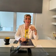 Dr. Nihal Sibel Özer — Sertifikalı Medikal Estetik, Adana. Portre fotoğrafı.