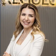 Doç. Dr. Aslı Korur — Aile Hekimliği, Adana. Portre fotoğrafı.