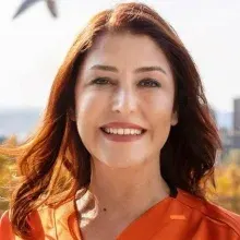 Uzm. Dr. Ayşe Gürcan — Fiziksel Tıp Ve Rehabilitasyon, İstanbul. Portre fotoğrafı.