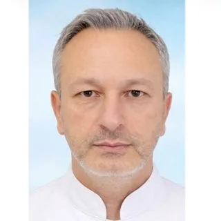 Uzm. Dr. Turan Özel — Fiziksel Tıp Ve Rehabilitasyon, Sinop. Portre fotoğrafı.