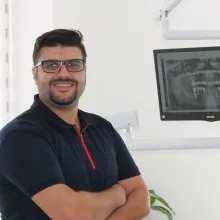 Uzm. Dt. Mustafa Şimşekyılmaz — Mersin. Portre fotoğrafı.