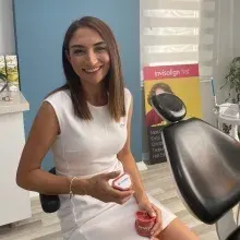 Dr. Dt. Gamze Yazıcı — İstanbul. Portre fotoğrafı.